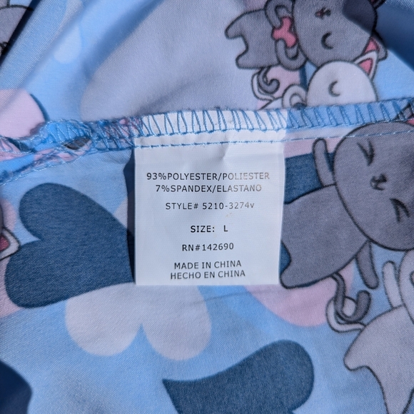 Scrub Top in Blue with Kittens and Hearts Size L - Picture 4 of 6
